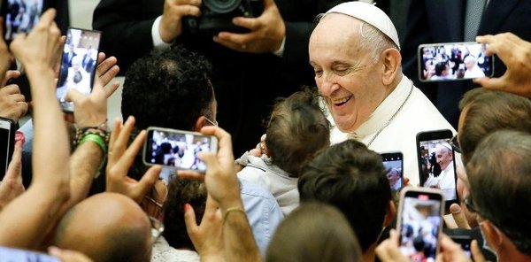 El papa Francisco volvió a encabezar una audiencia general a un mes de su operación de colon | .::Agencia IP::.
