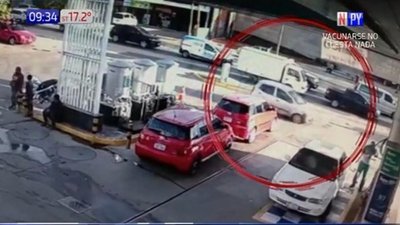 Hombre huye de la policía en una persecución de película
