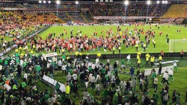 Invasión y batalla campal entre hinchas en el retorno del público en Colombia