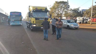 Camioneros retuvieron por dos horas vehículo repartidor de diarios - ABC en el Este - ABC Color