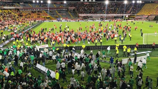 Invasión y batalla campal entre hinchas en el retorno del público en Colombia