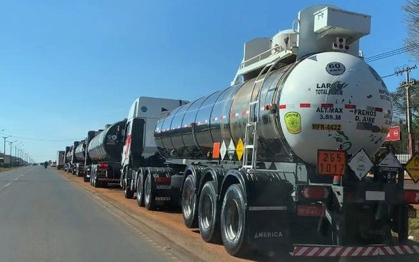 Camioneros BRASILEÑOS denuncian que están SECUESTRADOS en Paraguay