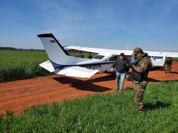 Detienen a dos bolivianos que transportaban droga en avioneta - La Clave