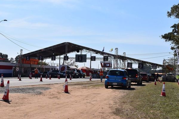 Filas casi vacías por horas en el ex Aratiri, a la espera también de rezagados que por día suman cerca del 15 por ciento - Nacionales - ABC Color