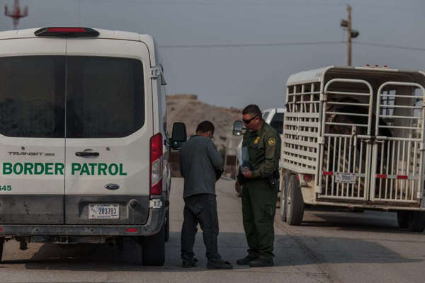 EE.UU evalúa vacunar a migrantes que cruzan desde México