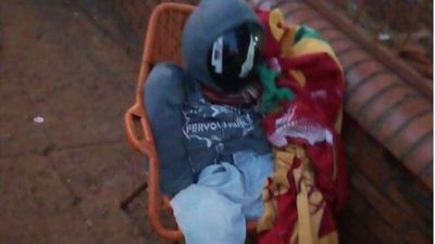 Pusieron a un maniquí para guardar lugar en el vacunatorio