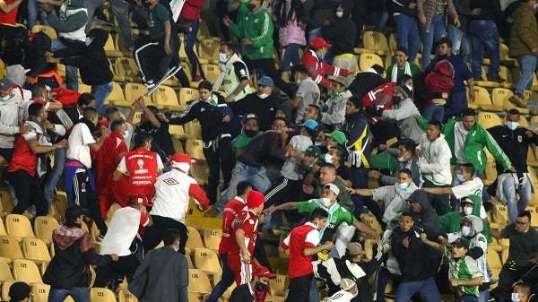 Batalla campal en el fútbol colombiano acaba con un internado