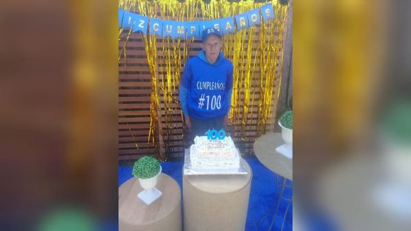 Abuelito cumple 100 años y aún domina el hacha