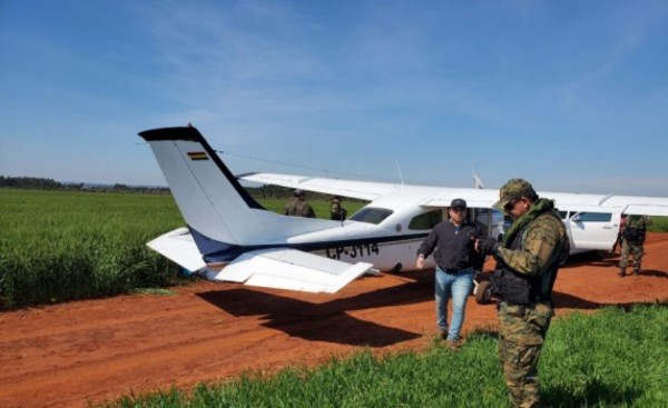 Caen dos bolivianos tras aterrizar con 210 kilos de cocaína