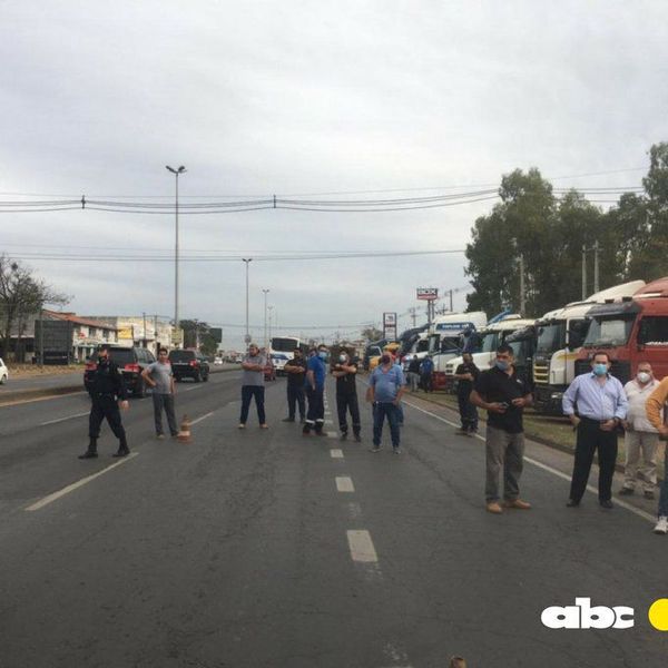 Camioneros cierran las dos medias calzadas de la Transchaco en zona de la ARP - Nacionales - ABC Color