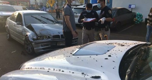 La Nación / Persecución en CDE: preso domiciliario huyó de control policial y chocó contra varios vehículos