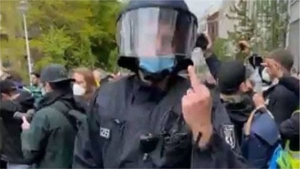 ¡La Gestapo está de vuelta en Berlín!: 600 detenidos, 1 muertos, mujeres y niños golpeados
