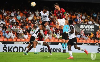 Omar Alderete es titular y gana su primer trofeo con el Valencia