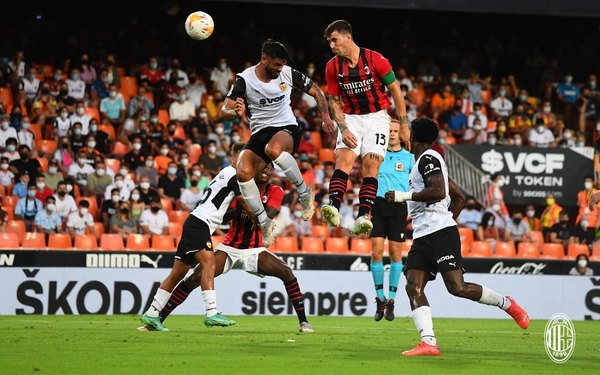 Omar Alderete es titular y gana su primer trofeo con el Valencia