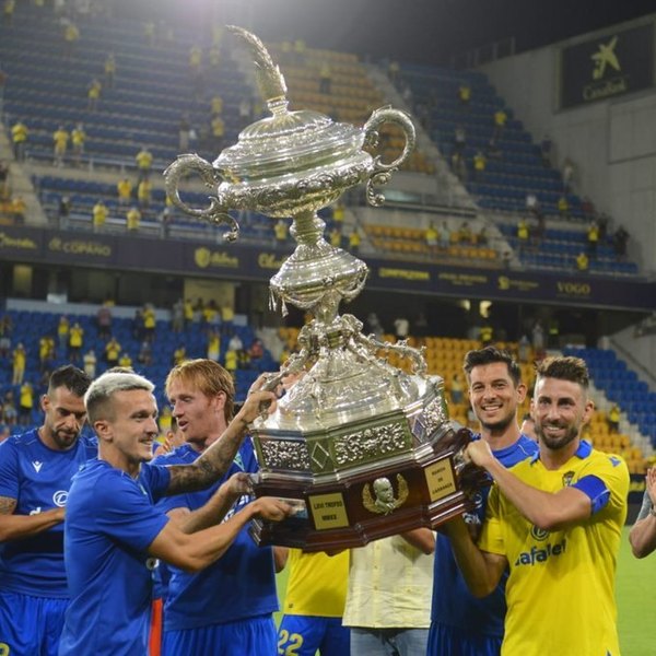 Arzamendia y Cádiz vencen al Atlético de Madrid para ganar el 'Trofeo Carranza'