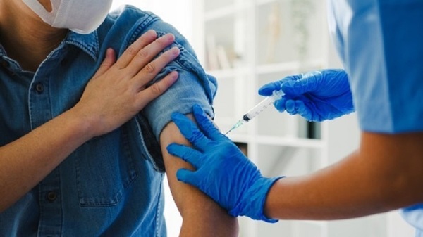 Dos dosis de Pfizer y AstraZeneca previnieron la infección por COVID-19 mejor que las de Sinovac, según un estudio científico de Chile
