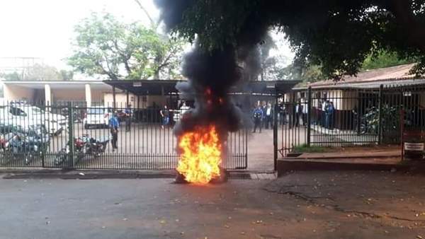 “ZORROS” se atrinchera en la sede de la Policía Municipal en CDE