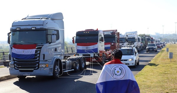 La Nación / Concejal exige imputación de camioneros que cerraron acceso a Asunción
