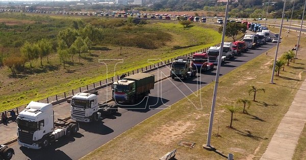 La Nación / Cierran acceso a la Costanera y ruta en MRA