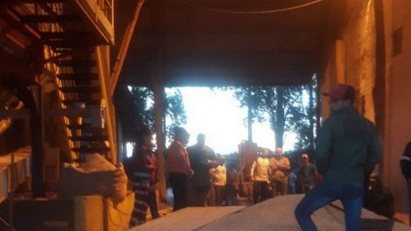 Trabajador muere asfixiado por toneladas de granos en un silo