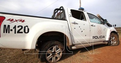 La Nación / Diez desconocidos atacaron a policías