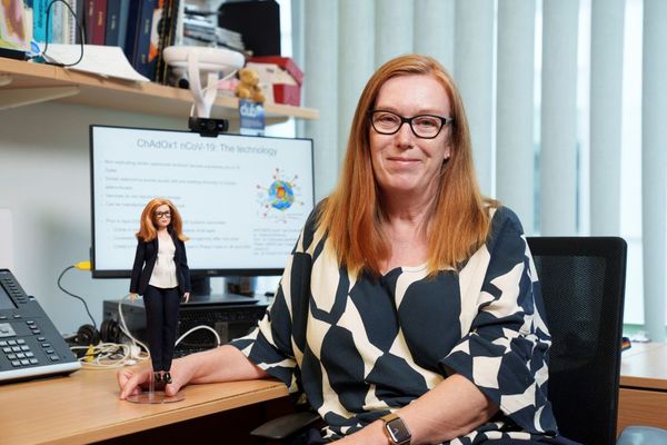 Fabricante de juguetes crea “la Barbie Gilbert” en homenaje a la cocreadora de la vacuna AstraZeneca
