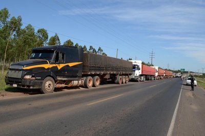 Paro de camioneros agudiza crisis política mientras productores temen grandes pérdidas económicas