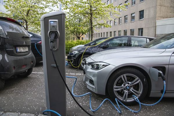 Biden quiere que el 50 % de los vehículos nuevos sean eléctricos en 2030 - Mundo - ABC Color
