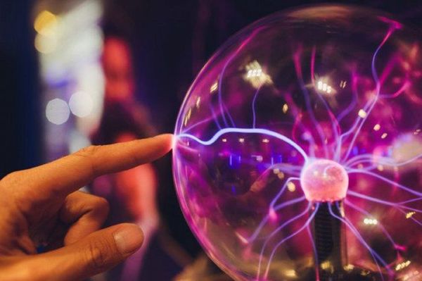 ¿POR QUÉ SENTIMOS DESCARGAS DE ELECTRICIDAD CUANDO TOCAMOS ALGO?