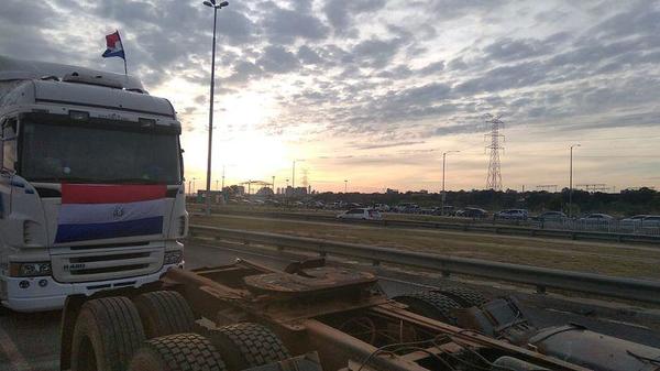 Camioneros siguen con protesta para presionar por ley de flete – Prensa 5