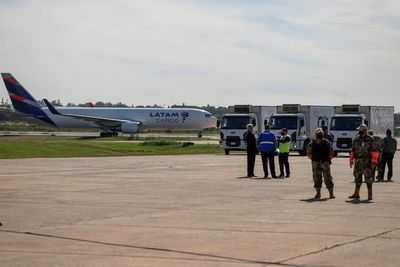 Hoy llegan cerca de 258.000 vacunas donadas por España y Colombia  - Nacionales - ABC Color