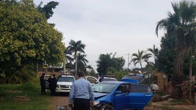 Huyó de la policía y terminó chocando contra una palmera