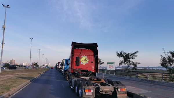 Camioneros de MRA se acoplarían a transportistas que se encuentran apostados en la Costanera | Ñanduti