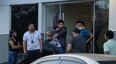 Fallida acción policial: Un hombre recibió un impacto de bala mientras esperaba en un taller con su hija