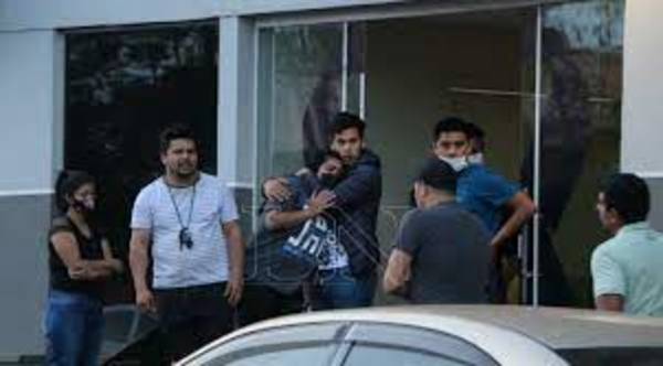 Fallida acción policial: Un hombre recibió un impacto de bala mientras esperaba en un taller con su hija