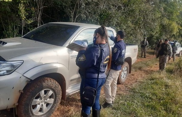 Tras persecución y tiroteo recuperan vehículo robado en Coronel Oviedo - Noticiero Paraguay