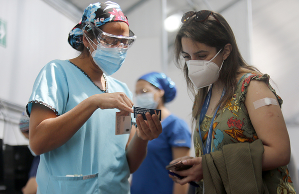 Chile comienza a aplicar la tercera dosis con un esquema mixto de vacunas de Pfizer, AstraZeneca y Sinovac | .::Agencia IP::.