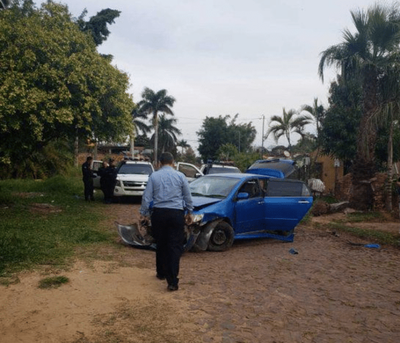 Tenía orden de captura, huyó en un auto robado, chocó contra una palmera y terminó detenido | Ñanduti