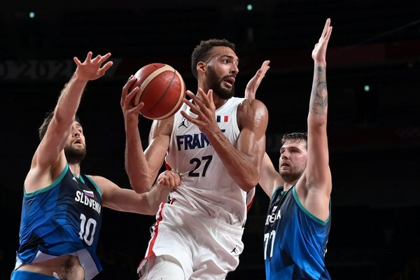 Francia sobrevive a Doncic y desafiará a USA, que aplastó a Australia