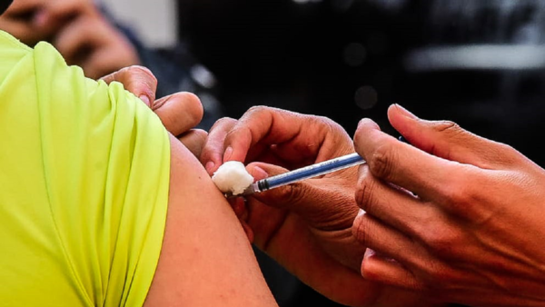 La tercera dosis de la vacuna contra el Covid-19 se abre paso en Europa