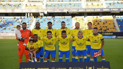 Arzamendia levanta el Trofeo Ramón de Carranza con el Cádiz