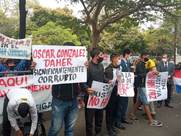En vigilia, manifestantes exigen condena ejemplar a OGD e hijo - Nacionales - ABC Color