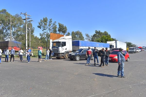 Camioneros cierran la ruta en cruce Villarrica-Paraguarí - Nacionales - ABC Color