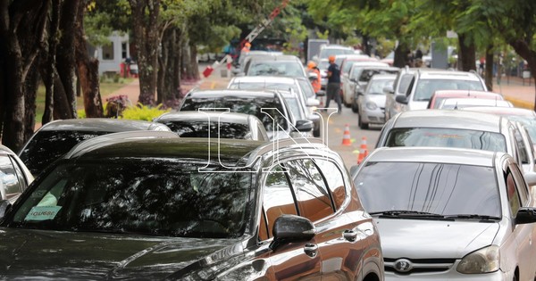 La Nación / Aguardan horas en largas filas de vehículos para ingreso a vacunatorio de la SND