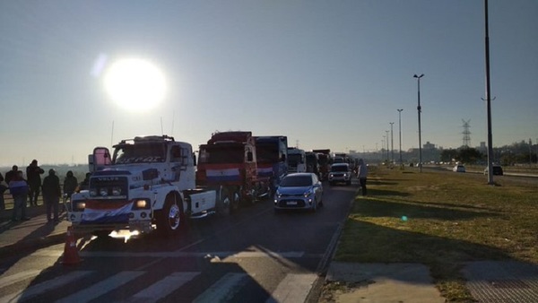 Camioneros amenazan con sitiar Asunción si no se aprueba la ley de fletes