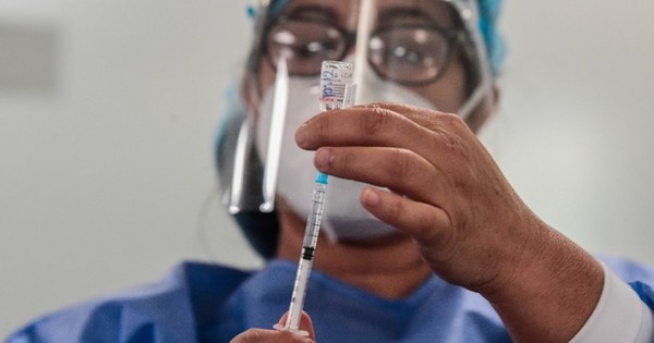 La Nación / Vacuna COVID y transmisión del virus: ¿qué es lo que se sabe