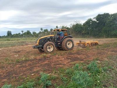 Reclaman a ex intendente de San Roque tractor que estaría utilizando en fincas de sus allegados políticos - Nacionales - ABC Color