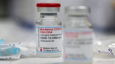 Salud suspende vacunación con Moderna por falta de dosis