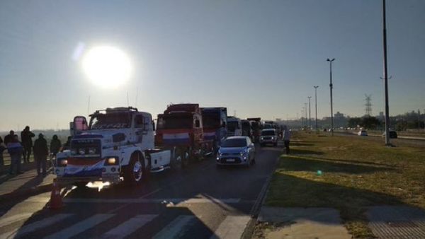 Camioneros amenazan con sitiar Asunción si no se aprueba la ley de fletes