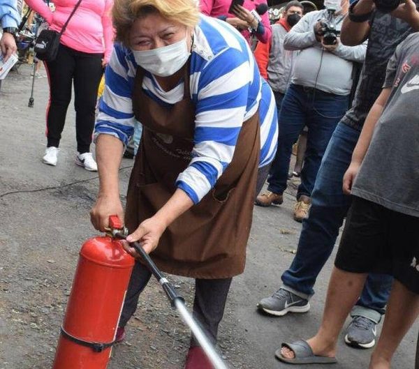 Capacitaron a “yuyeros” sobre uso de extintores: “Nos ayudará muchísmo”